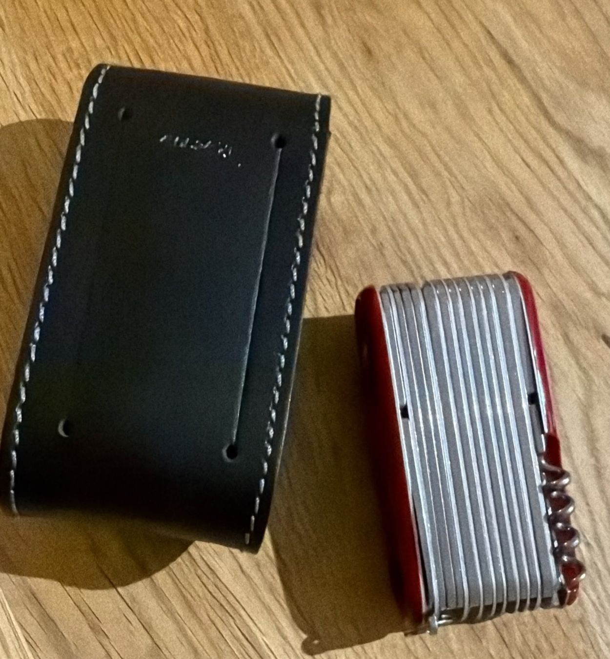 Victorinox Couteaux de poche: VICTORINOX  TASCHENMESSER EVOLUTION  GRIP RED/BLACK MIT ETUI – D'occasion à Zürich par Frei-Occasionen 8
