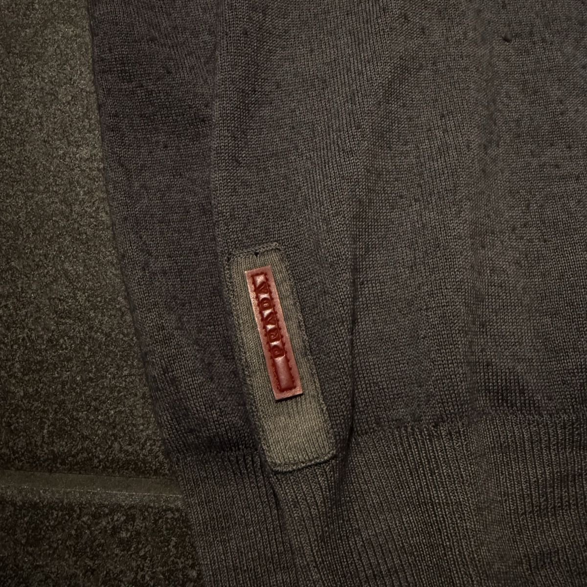 Prada Maglioni & Felpe: Prada Linea Rossa V-Neck Pullover Grau – Usato da Embrach venduto da bernadiebernada 1
