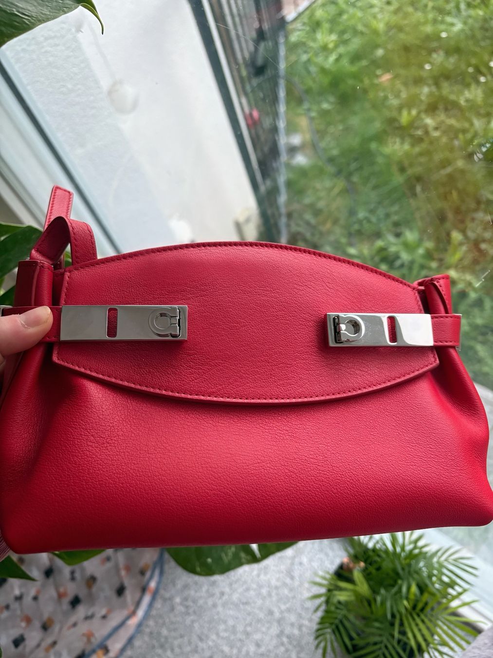 Salvatore Ferragamo Borse da donna: FERRAGAMO Hug small  textured-leather shoulder/clutch bag – Nuovo e nell'imballaggio originale da Frauenfeld venduto da Vanityroom 2