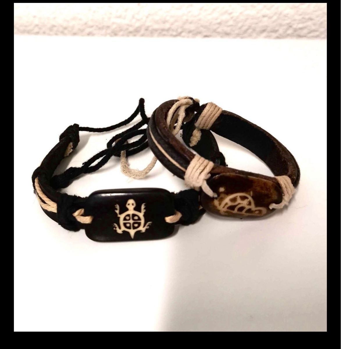 Bracciali & Braccialetti: Lederarmbänder mit Schildkröte, 2 Stück – Usato da Arlesheim venduto da Eli_77