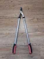 Gebrauchte, grosse Gartenschere für den Herbschnitt.
