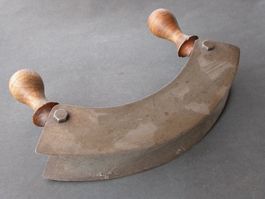 Alter Häcksler mit Holzgriffen