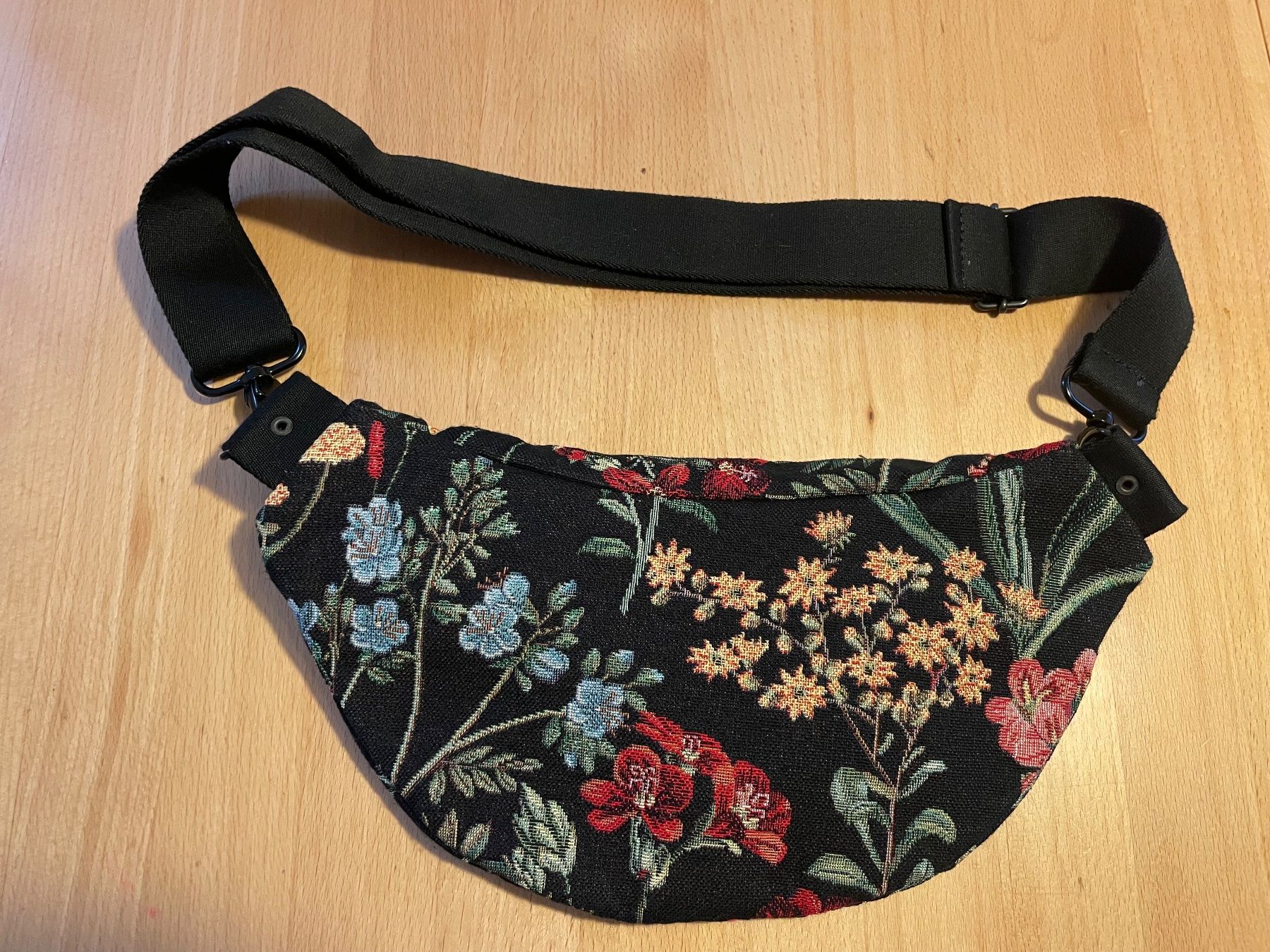 Taschen für Damen: Bauchtasche mit schönem Blumenmuster – Gebraucht aus Cham von 2eye 1
