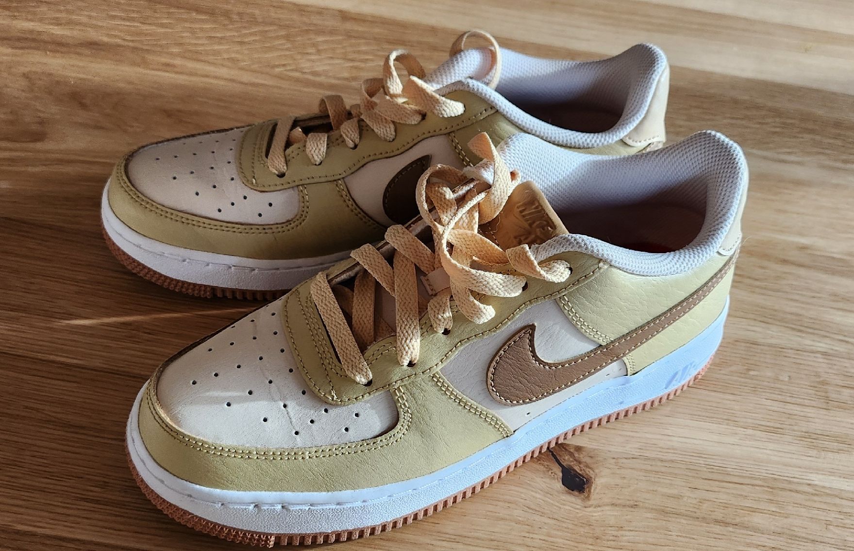 Nike Chaussures hommes: nike air force – D'occasion à Bassecourt par Aud_yp52