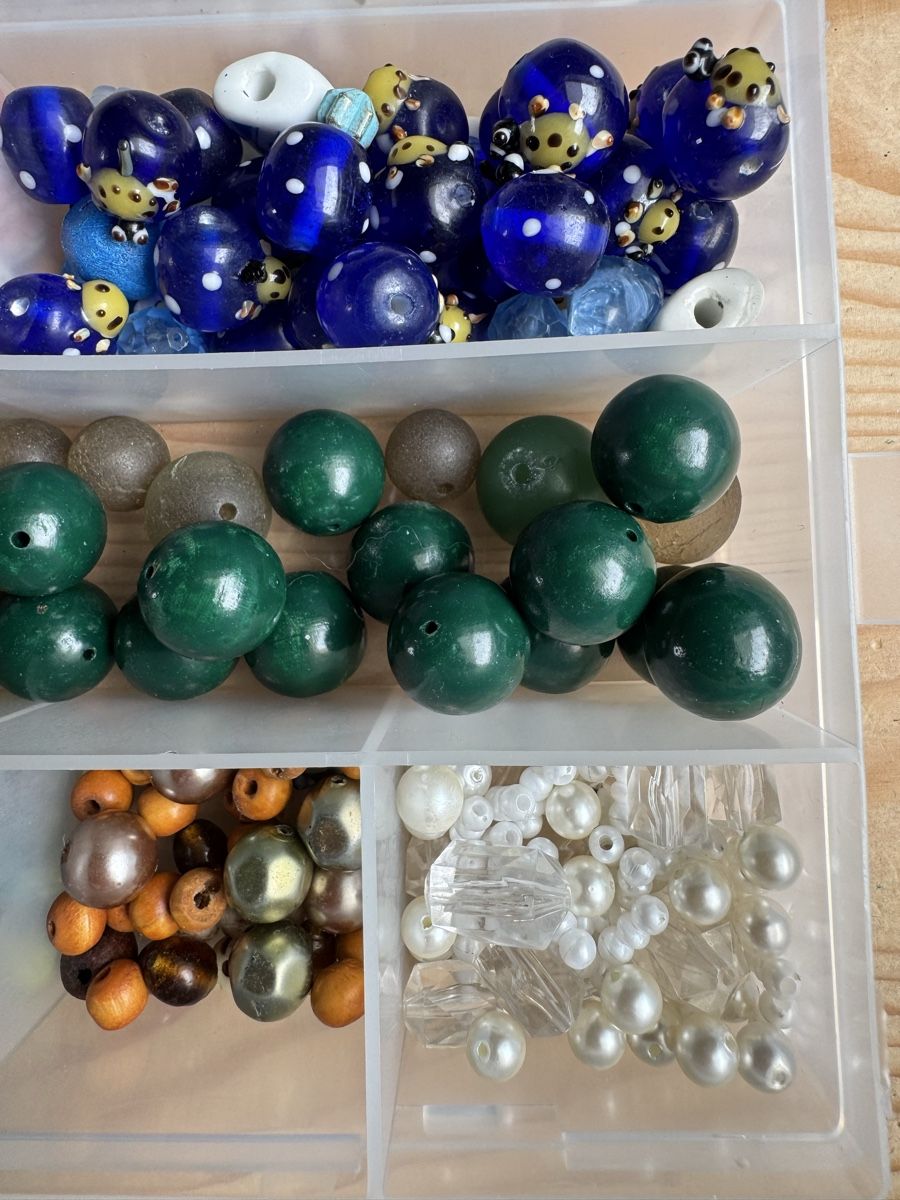 Kit bricolage: Bastelbox mit verschiedenen Perlen etc. – Usato da Solothurn venduto da sim_l6lb 5
