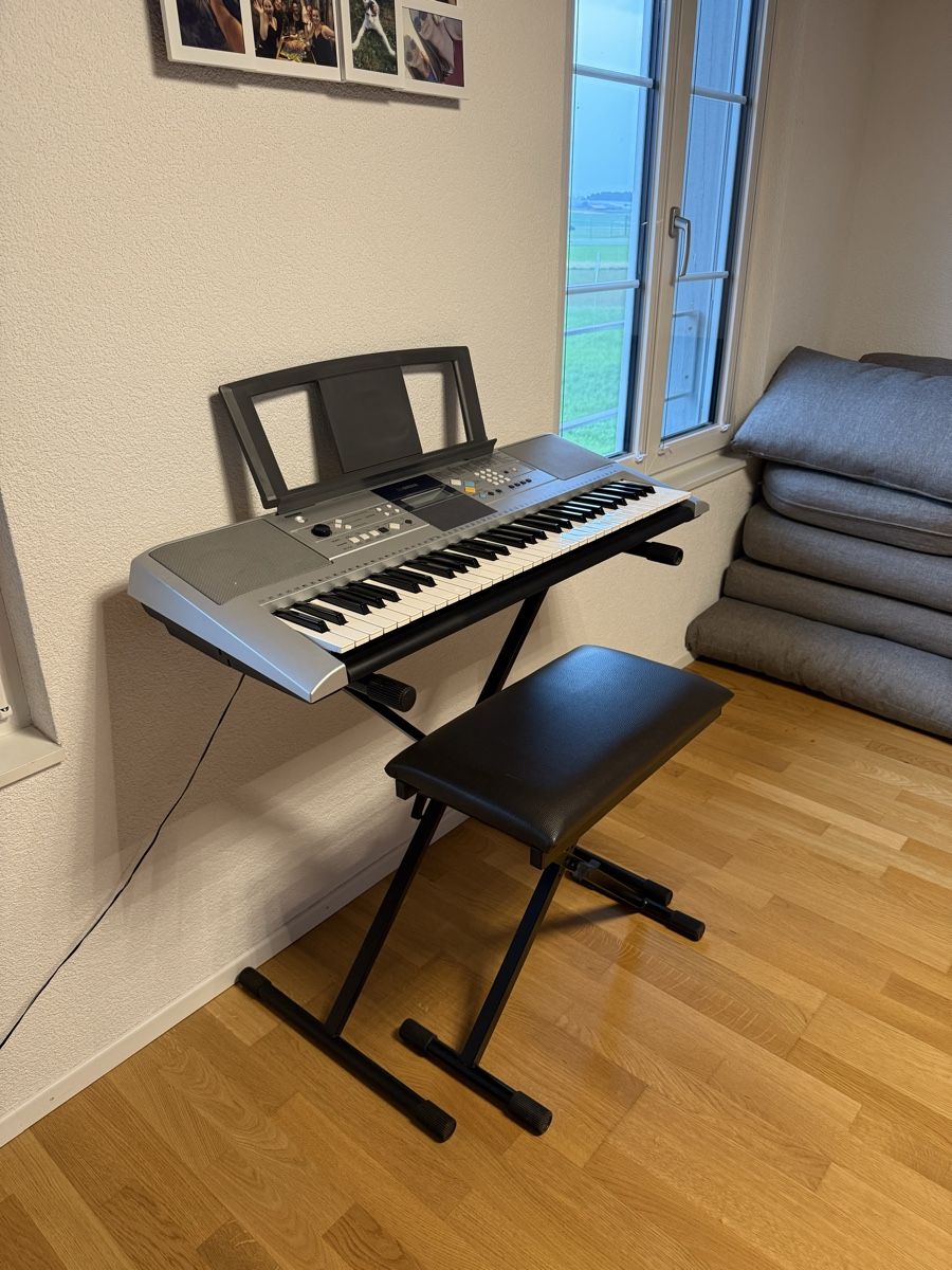 Yamaha Instruments de musique: Yamaha Keyboard PSR-E403 mit Hocker – D'occasion à Brittern par Andrina_Nurse14