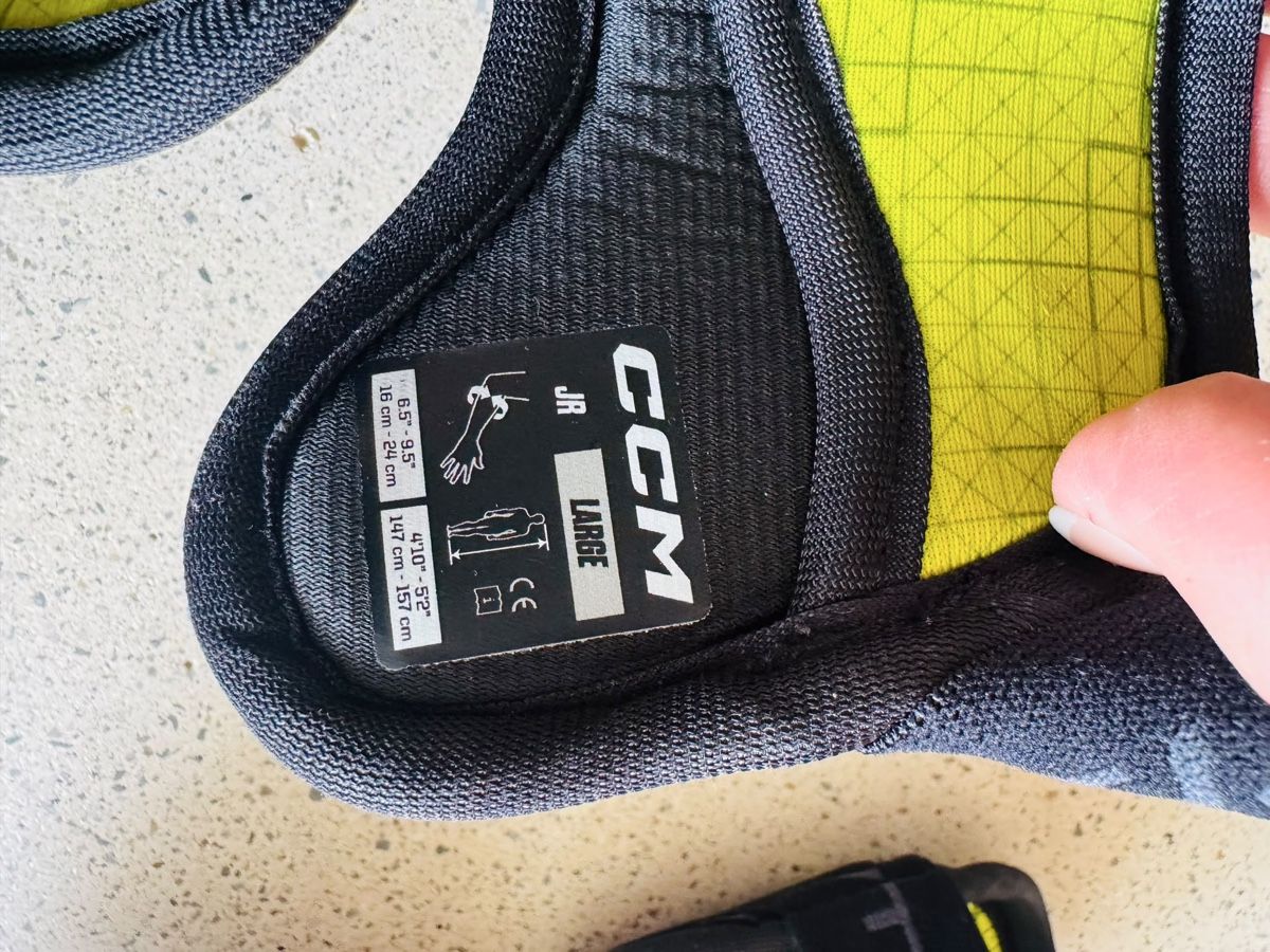 Ccm Schutz & Schoner: CCM Ellenbogenschoner Junior L – Gebraucht aus Moosseedorf von mswalker 1