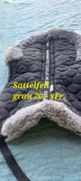 Sattelfell grau mit Lammfellbesatz gute Gebrauchsspuren