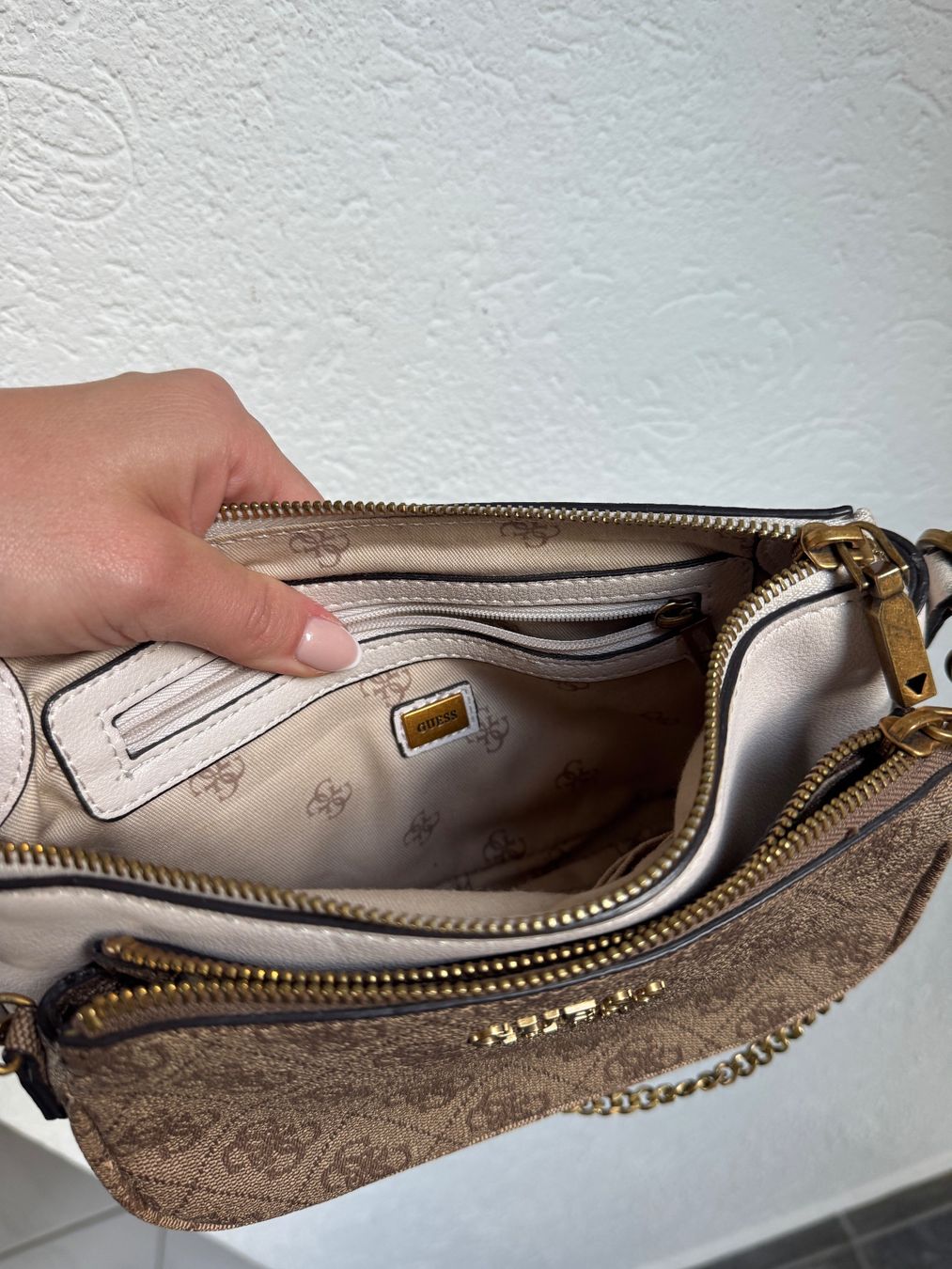 Guess Sacs: GUESS Multipochette Tasche – D'occasion à Staldenried par Schnurli1708 3