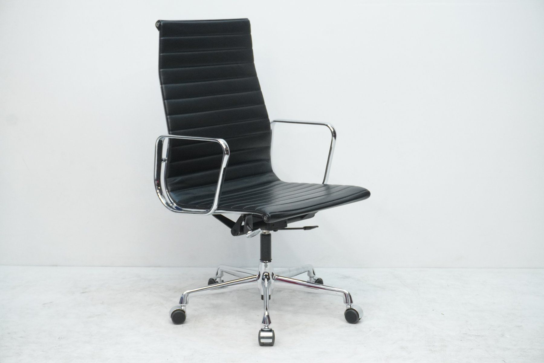 Vitra Stühle: Vitra Eames Alu Chair EA119 Leder Designklassiker – Gebraucht aus Bad Zurzach von QLASSIQ 1