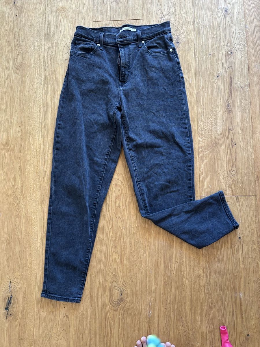 Levi's Jeans: Schwarze Levi's Mom Jeans, Grösse 29 – Neu (gemäss Beschreibung) aus Biel-Benken BL von frauvomfluss