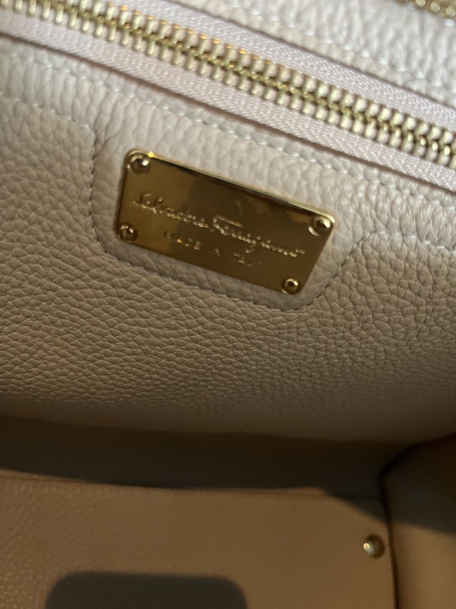 Salvatore Ferragamo Sacs femmes: Salvatore Ferragamo Tote Bag - Excellent condition – Neuf (Voir description) à Colombier NE par Rain.. 6