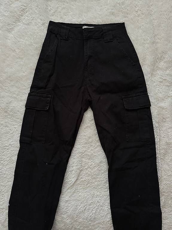Hosen: High-Waist Cargohose Schwarz Gr. 34 | Fast wie neu – Gebraucht aus Watt von nad_h9db