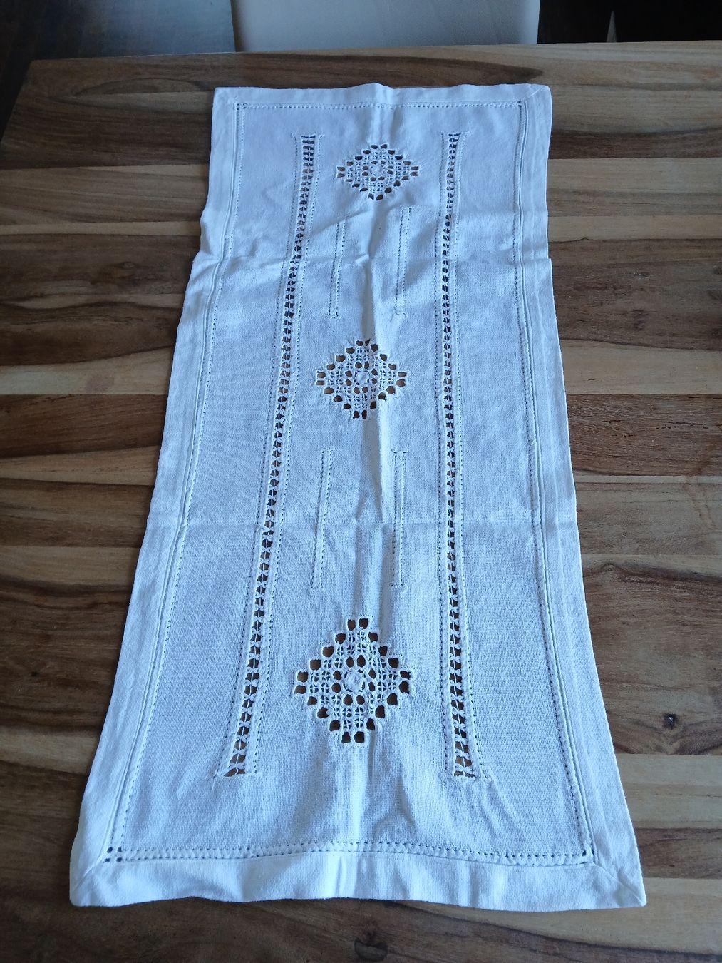 Altra biancheria da tavola: Vintage White Embroidered Table Runner - Excellent! – Usato da Dübendorf venduto da LoRi-2026