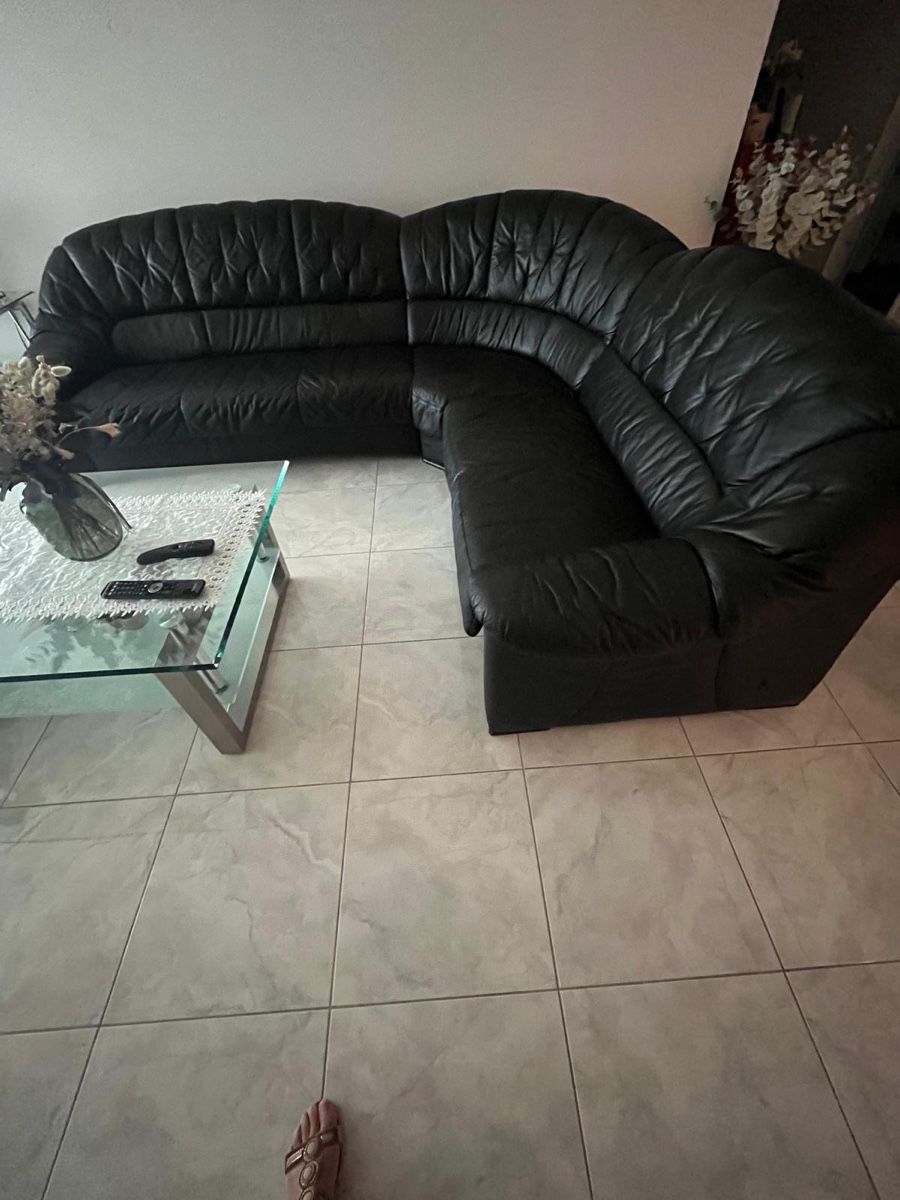Sofas: Ledersofa mit Hocker – D'occasion à Kleindöttingen par Botrugno01