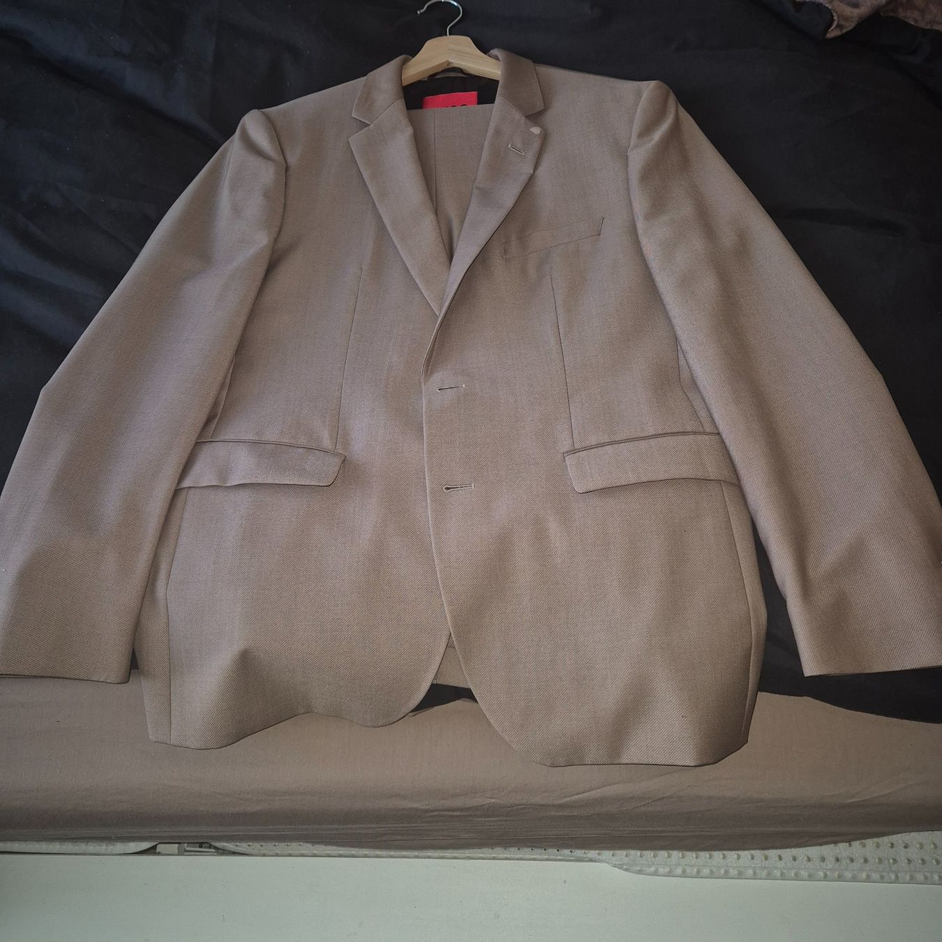 Hugo Boss Completi: Hellbrauner "Hugo Boss" Anzug, Gröss 50 – Usato da Wettingen venduto da Trainer2