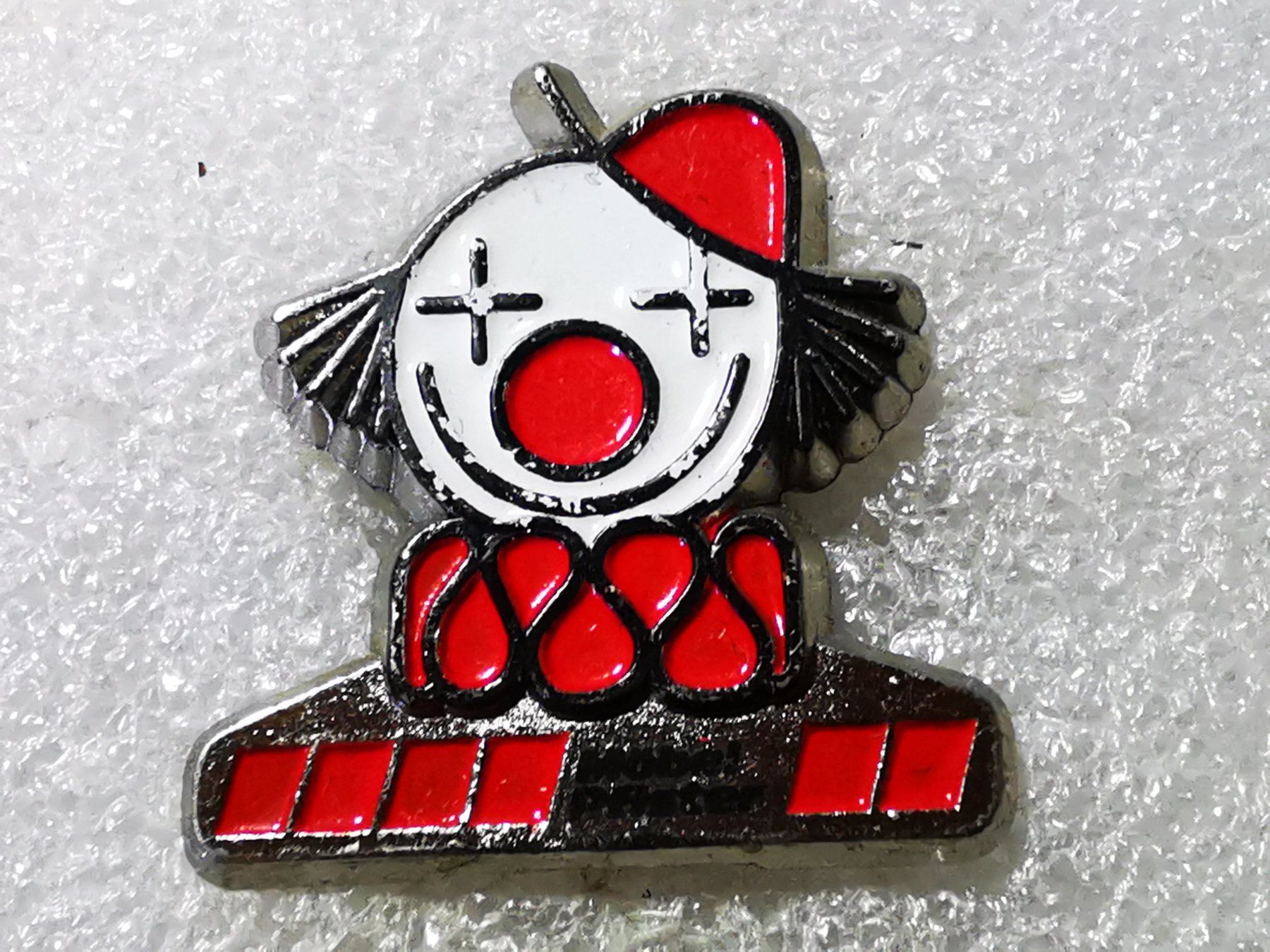 Placchette & Badge: Ansteckpin 47: Möbel Pfister – Usato da Oppligen venduto da Pin-Fall-Shop