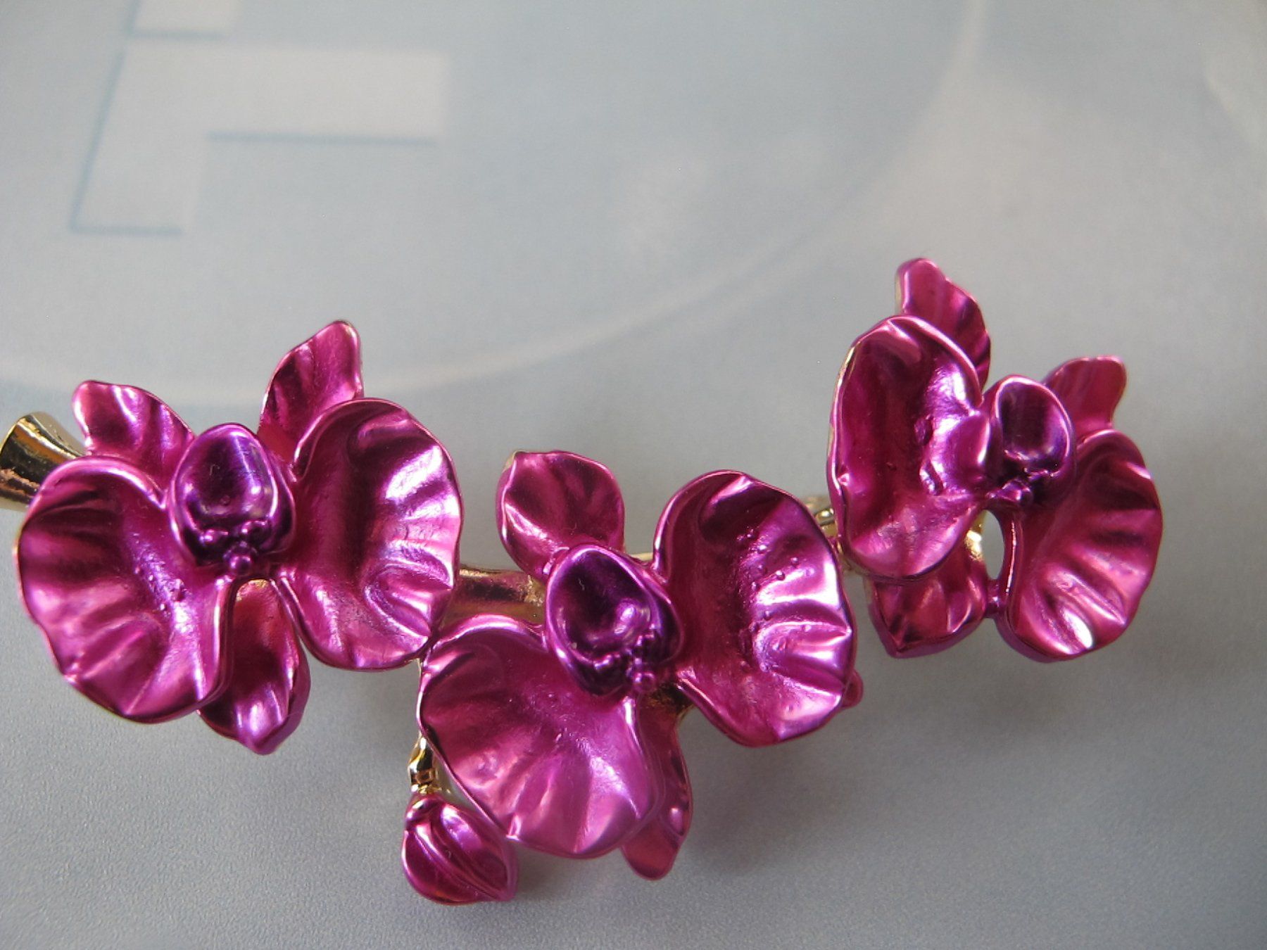 Broches & Aiguilles: Hübsche Brosche mit pinken Orchideen – Neuf (Voir description) à Löhningen par Chimae67 4