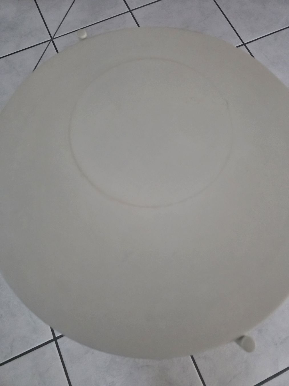Tische: Beistelltisch rund weiss Metall – Gebraucht aus Adlikon von Tami2019 2