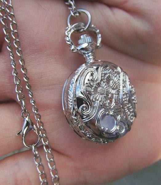 Orologi: Umhängeuhr silbrig mit Deckel und Kette – Nuovo e nell'imballaggio originale da St. Margarethen TG venduto da ursk10 3