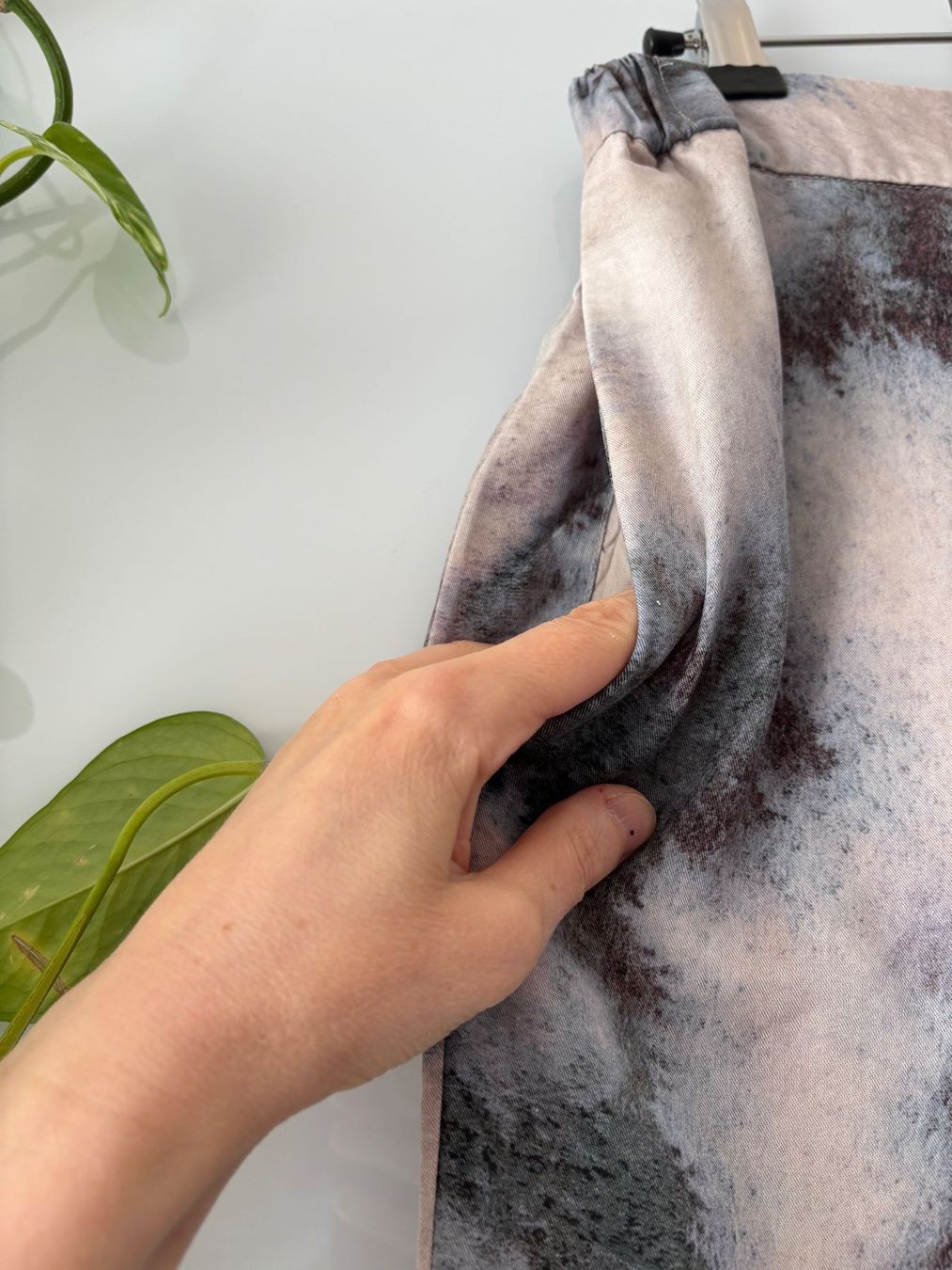 Cos Pantaloni: COS Hose im Batik-Stil Gr. M – Usato da Zürich venduto da missmodernage 2