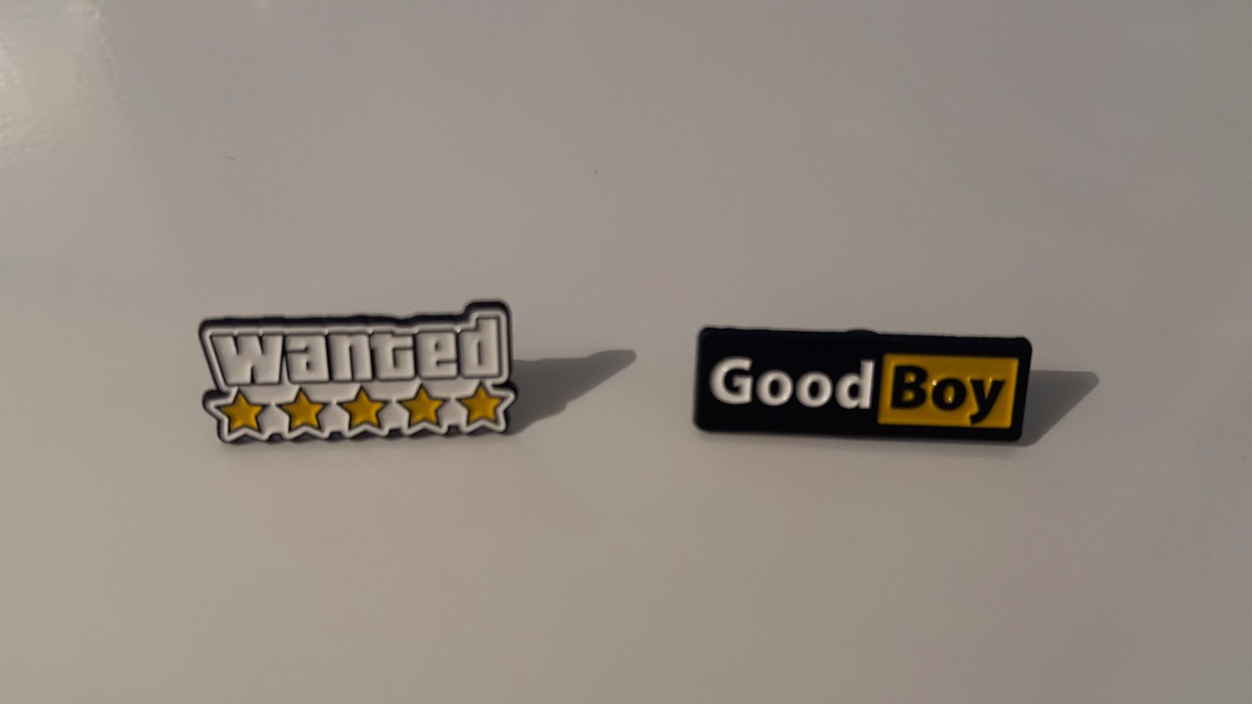 Placchette & Badge: Coole Anstecker / Pins "Wanted" & "Good Boy" – Nuovo (secondo la descrizione) da Schindellegi venduto da SimplyBuy-CH