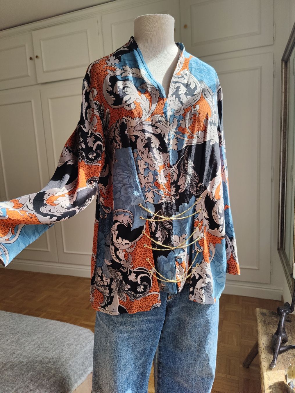 Chemisiers: Vintage Pure Silk Patterned Blouse with Chains – D'occasion à La Tour-de-Peilz par dAutrefois