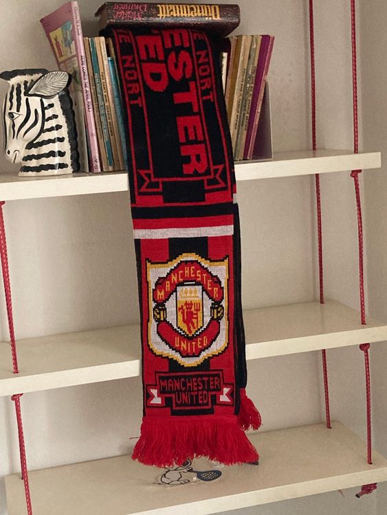 Écharpe Vintage Milan-Manchester United 2010 : L'accessoire Supporter Incontournable