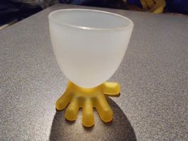 Eierbecher mit gelber Kralle