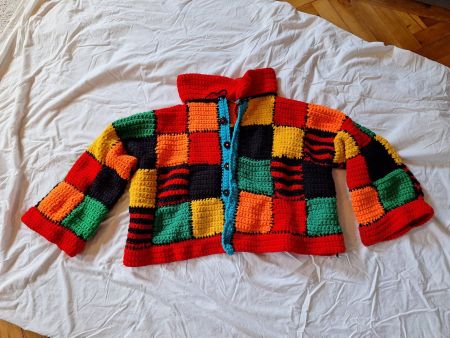 Handgestrickte Jacke bunt