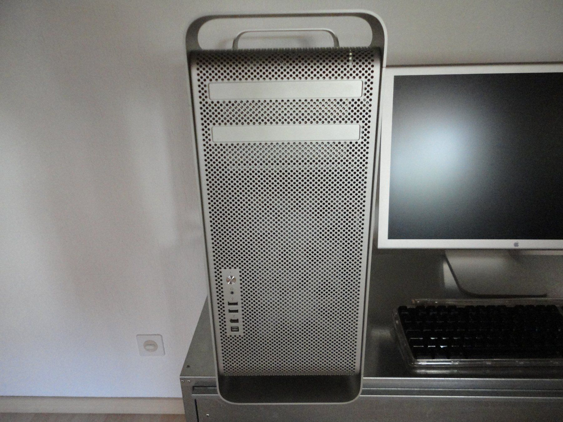 Apple PC: Vintage  MAC  Pro OS X Lion    -    Version 10.7.5 – Usato da Bonstetten venduto da nat_tv99 2