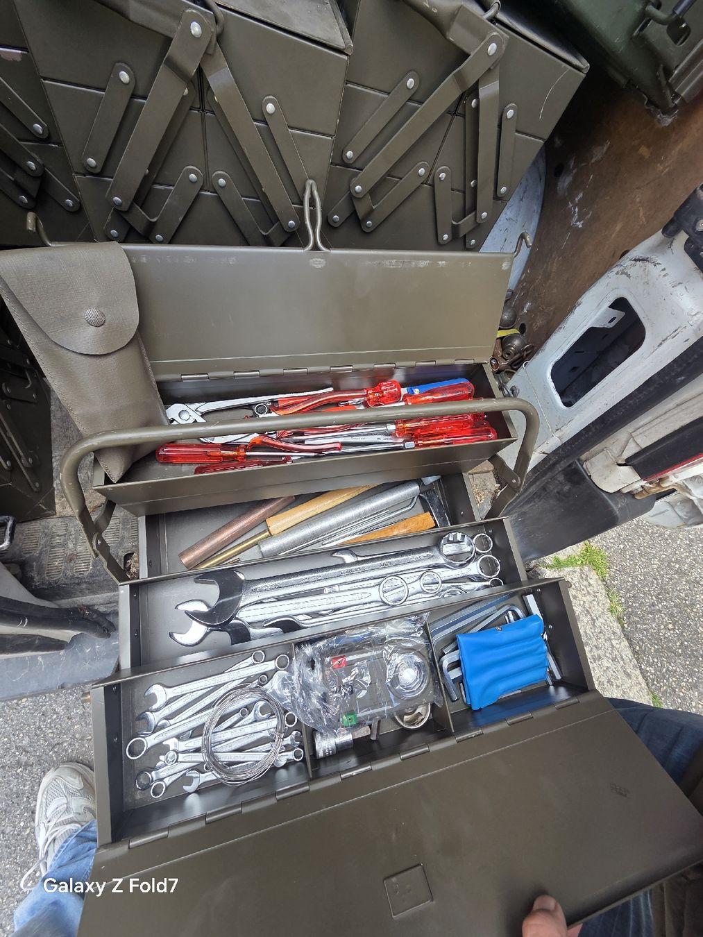 Schweizer Armee Tutti gli attrezzi: Coffre à outils  Militaire Suisse complet – Usato da Vugelles-La Mothe venduto da koz_q5v9 3