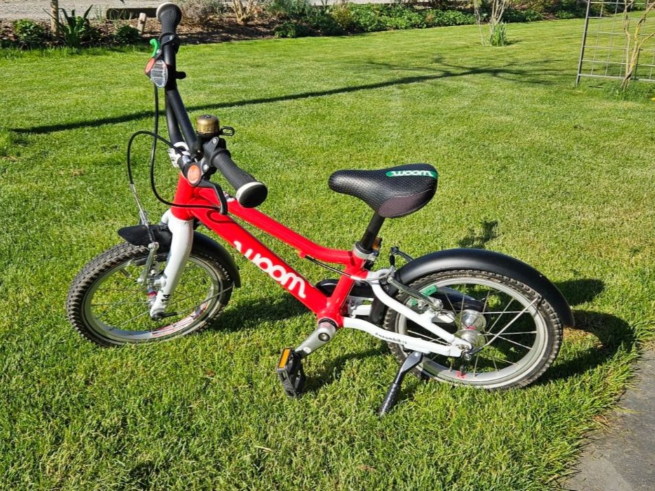 Woom Velos: WOOM 2 Kinderfahrrad rot – Gebraucht aus Uttigen von Zivcuit