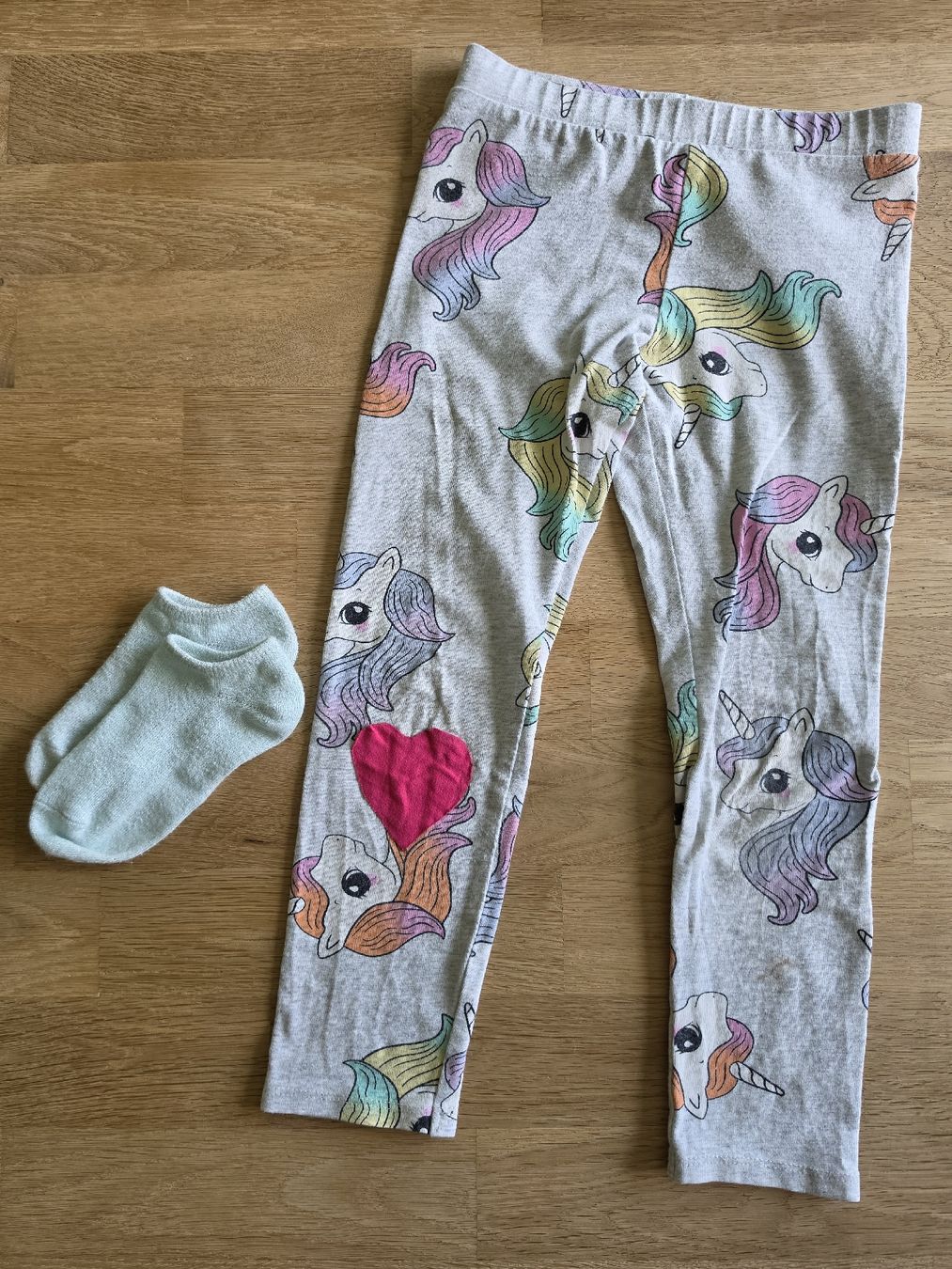 H&M Collant & Leggings: Mädchen Leggings Einhorn 110 mit Socken – Usato da Bergdietikon venduto da Staphylococcus