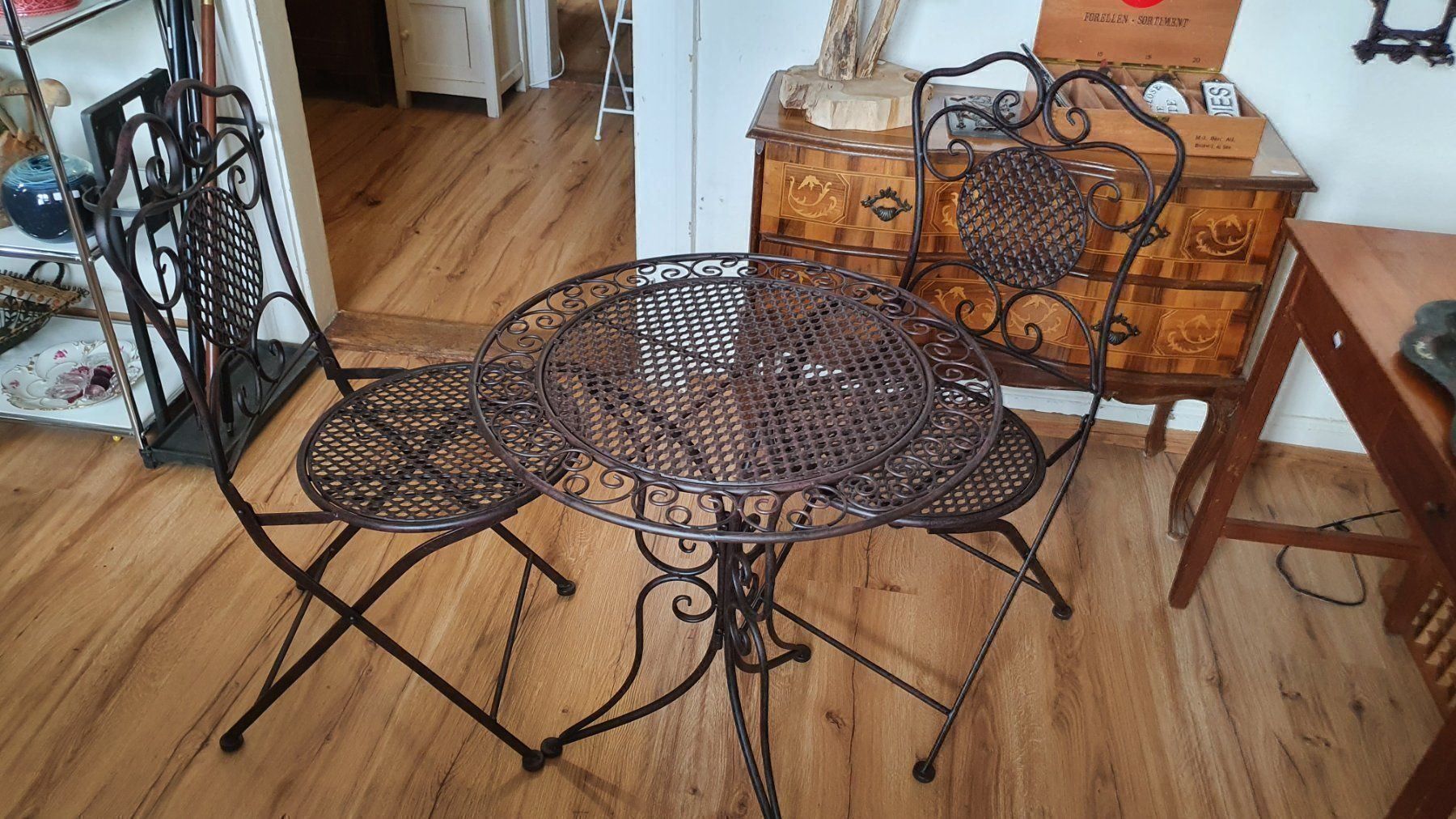 Set de table et chaises: Schönes Gartentischli mit 2 Stühlen – D'occasion à Flawil par Naphtali 5
