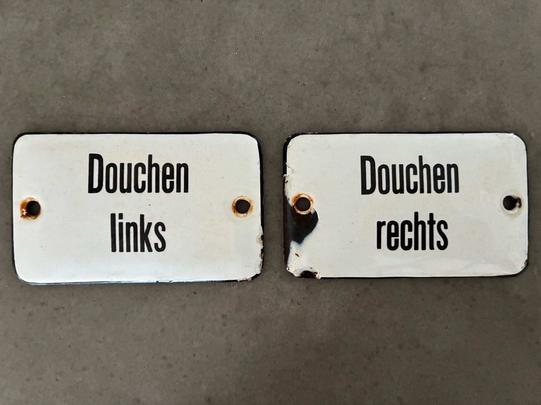 Schilder: Alte Emailschilder Douchen links, Douchen rechts – Gebraucht aus Steffisburg von Reitschel5 1