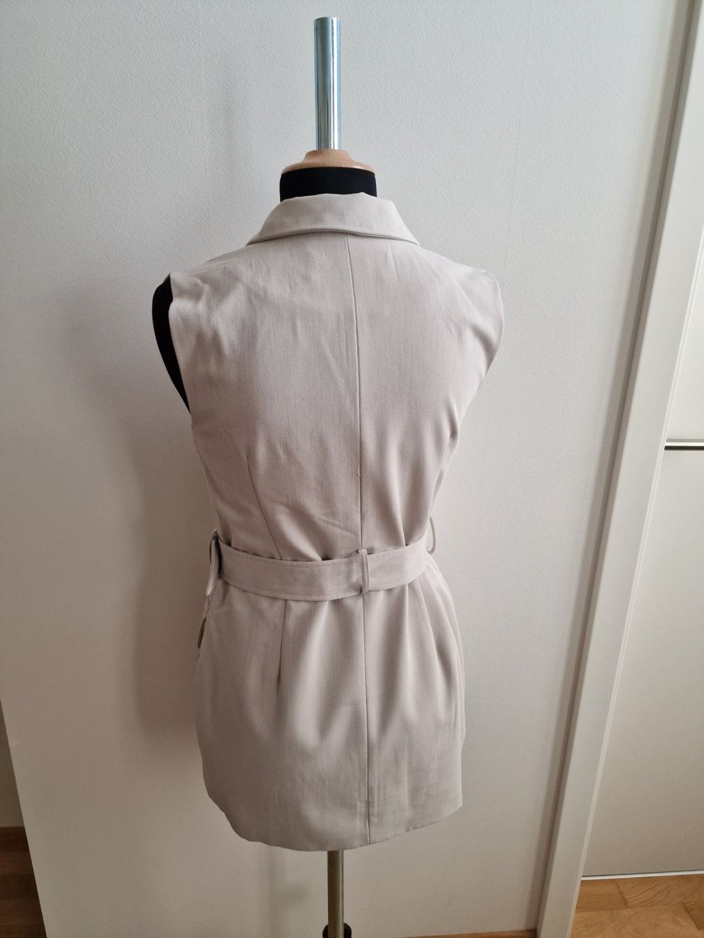 Jacken: Ärmellos Beiger Blazer – Gebraucht aus Zürich von ale_bg2x 1