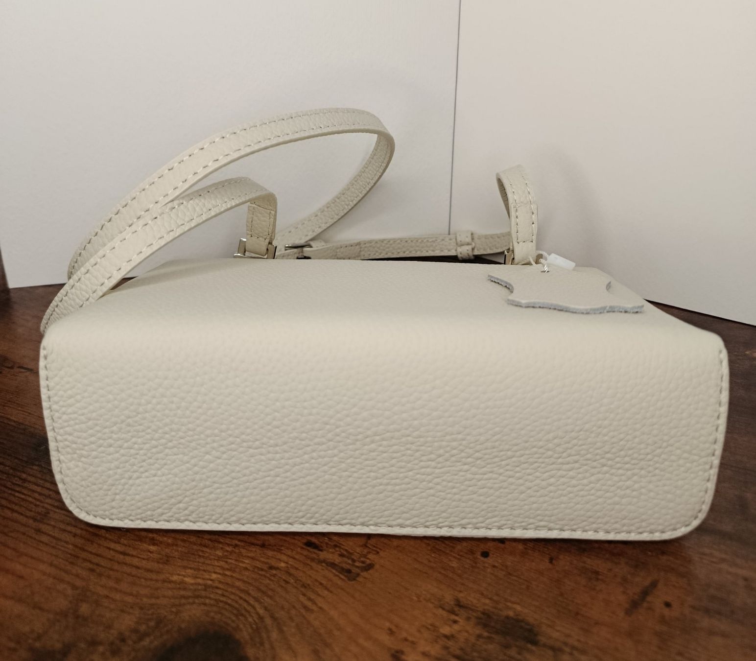 Borse da donna: Mendy Cross-Body Ledertasche Milk – Nuovo e nell'imballaggio originale da Weiach venduto da sim_8s27 5