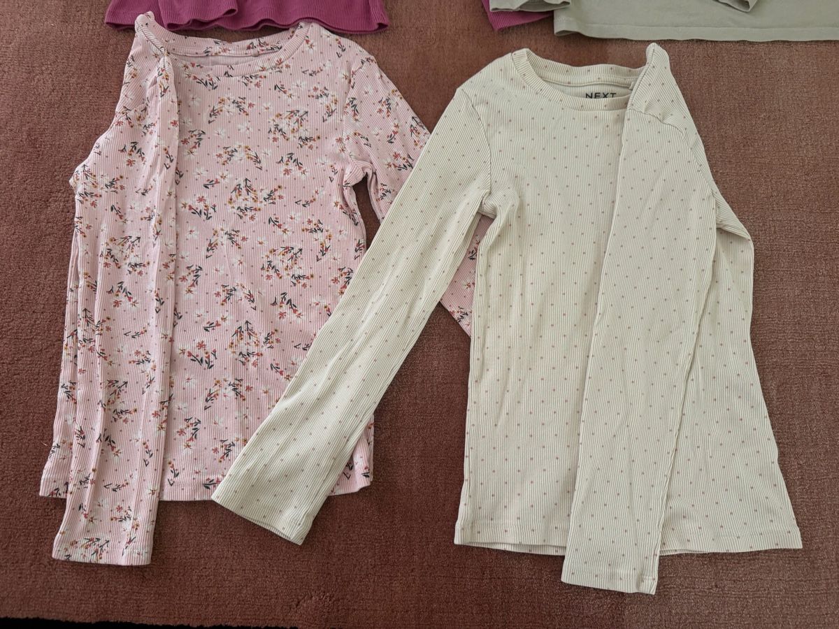 Next Blouses, T-shirts & Tops: Mädchen-Langarmshirts Gr134 – D'occasion à Therwil par srosselli 1