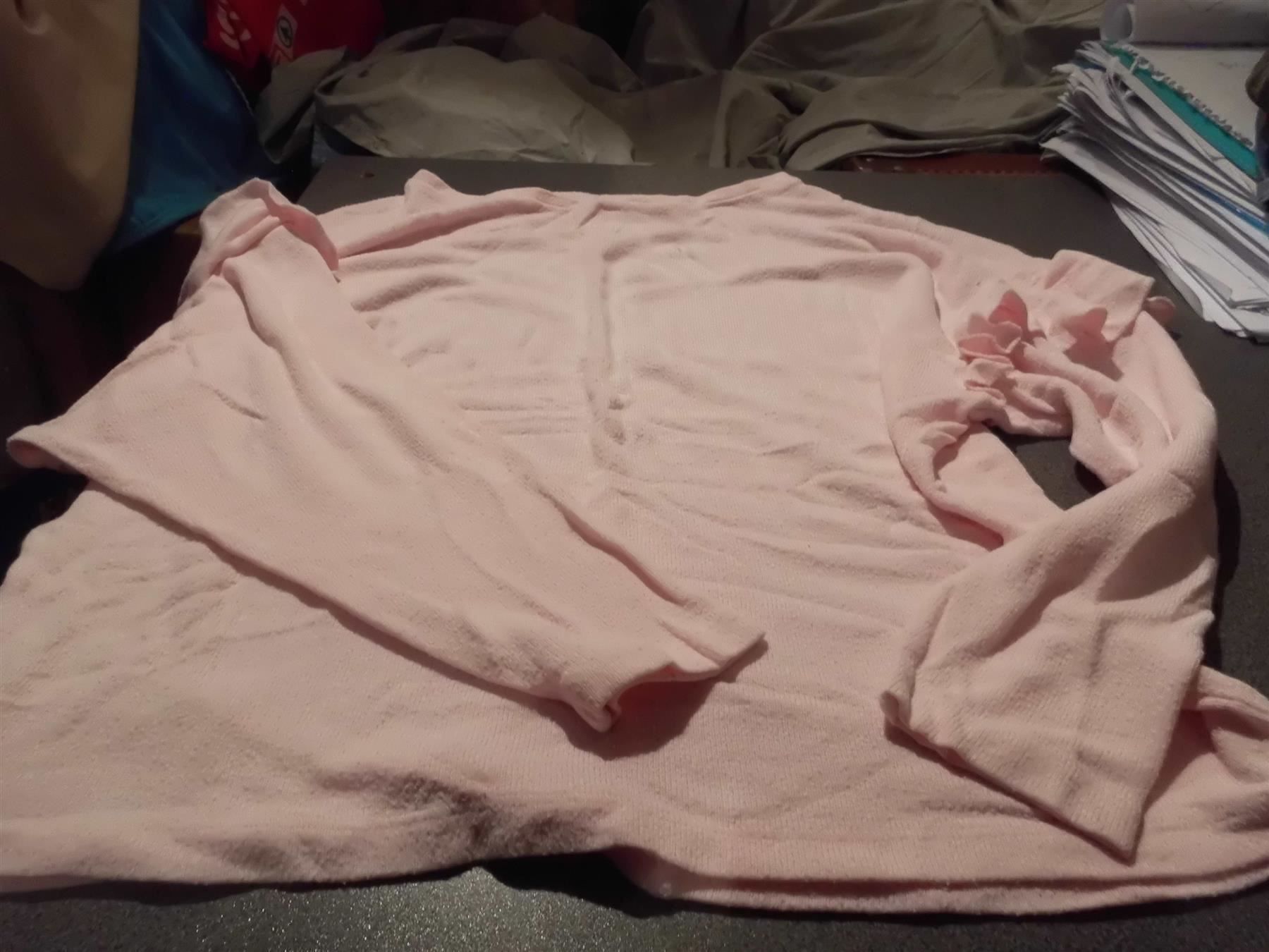 Pulls & Sweat-shirts: Pullover ca. Grösse S, rosa/Volants an den Armen – D'occasion à Zürich par abraxas1291