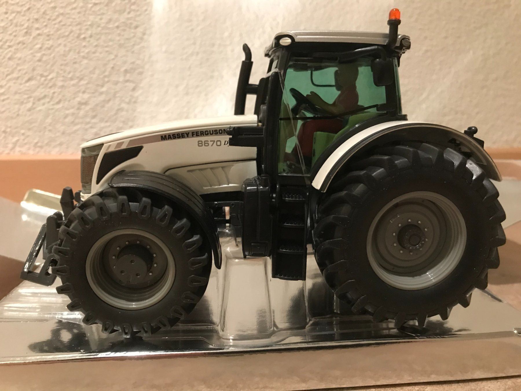 Massey Ferguson Trattori: SIKU Massey Ferguson 8670 – Nuovo e nell'imballaggio originale da Kreuzlingen venduto da Stefan1150