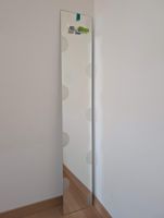 Schmales Wandspiegel, mit Wandbefestigung