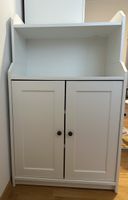 Weisser Ikea Möbel mit Türen