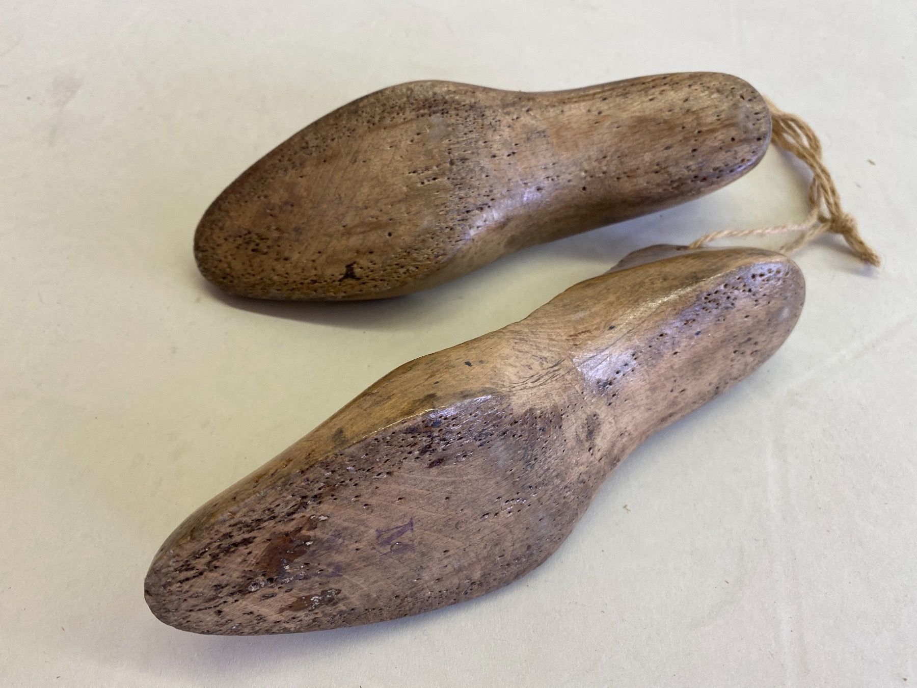 Holzartikel: Antike Schuhspanner – Gebraucht aus Riniken von Tape5 2