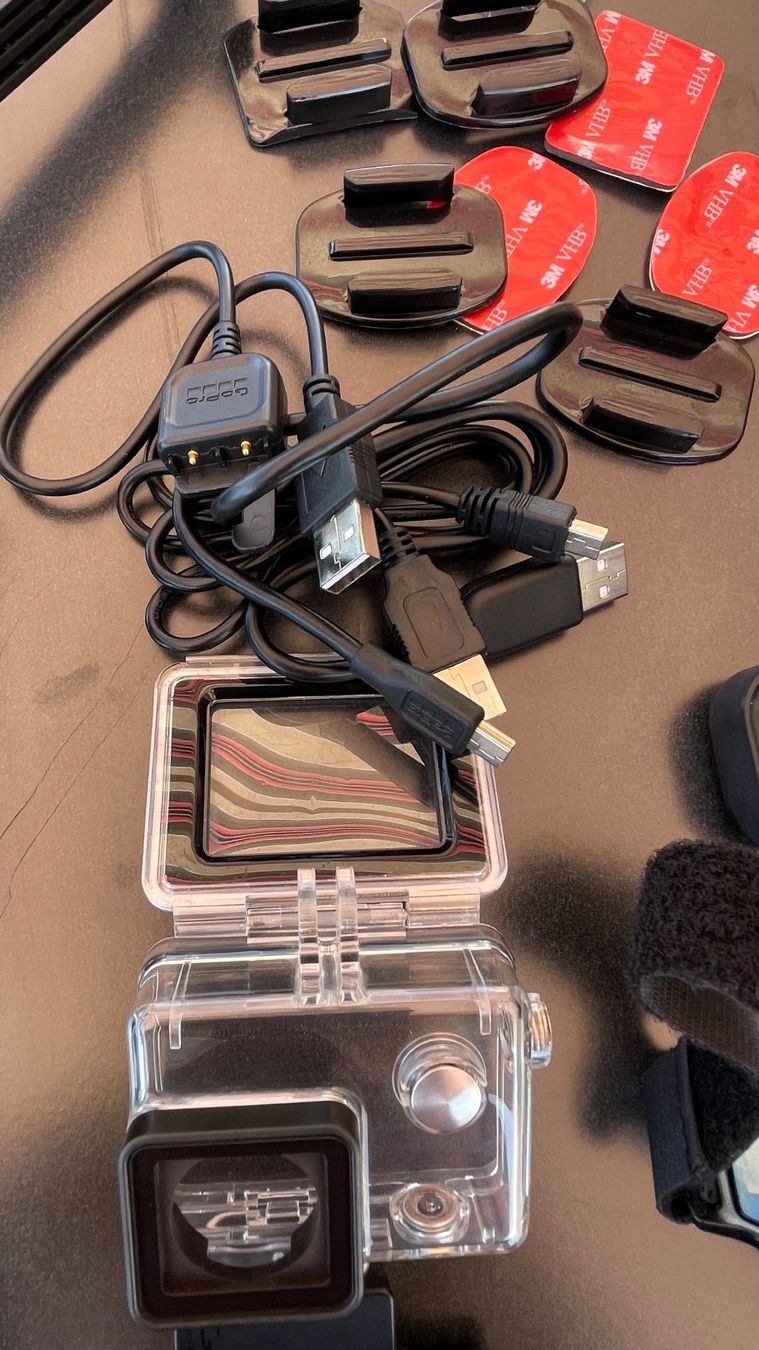 Gopro Action Cam: GoPro HERO4 Silver + lot d’accessoires + télécommande – Usato da Vuarrens venduto da Pipaps 4