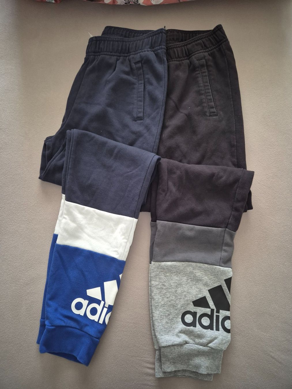 Adidas Pantaloni: Adidas Jogginghosen Set, Gr. 164 – Usato da Luzern venduto da Yel_low