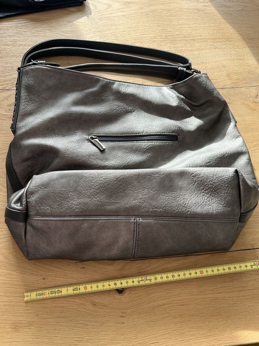 Borse da donna: Schicke Schultertasche/Handtasche grau-glanz – Usato da Steckborn venduto da Holiday66 2