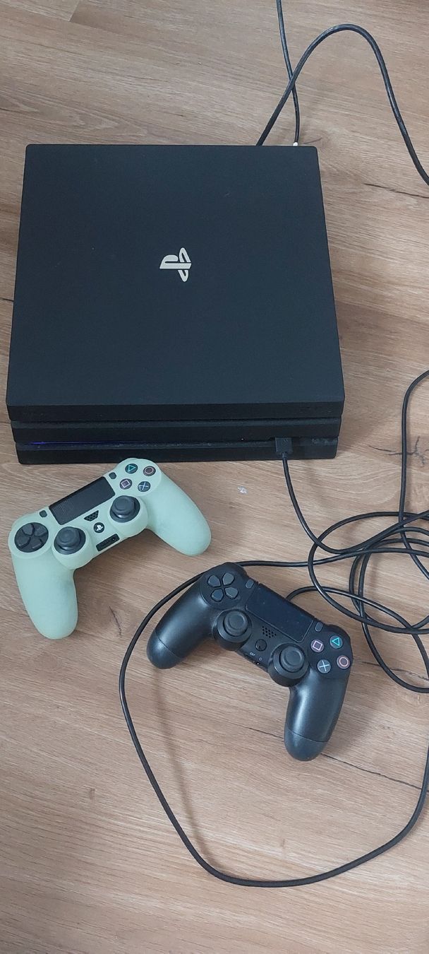 Sony Console: PS4 Pro mit 2 Controllern,  🎮 – Usato da Grosshöchstetten venduto da ali_5x2c