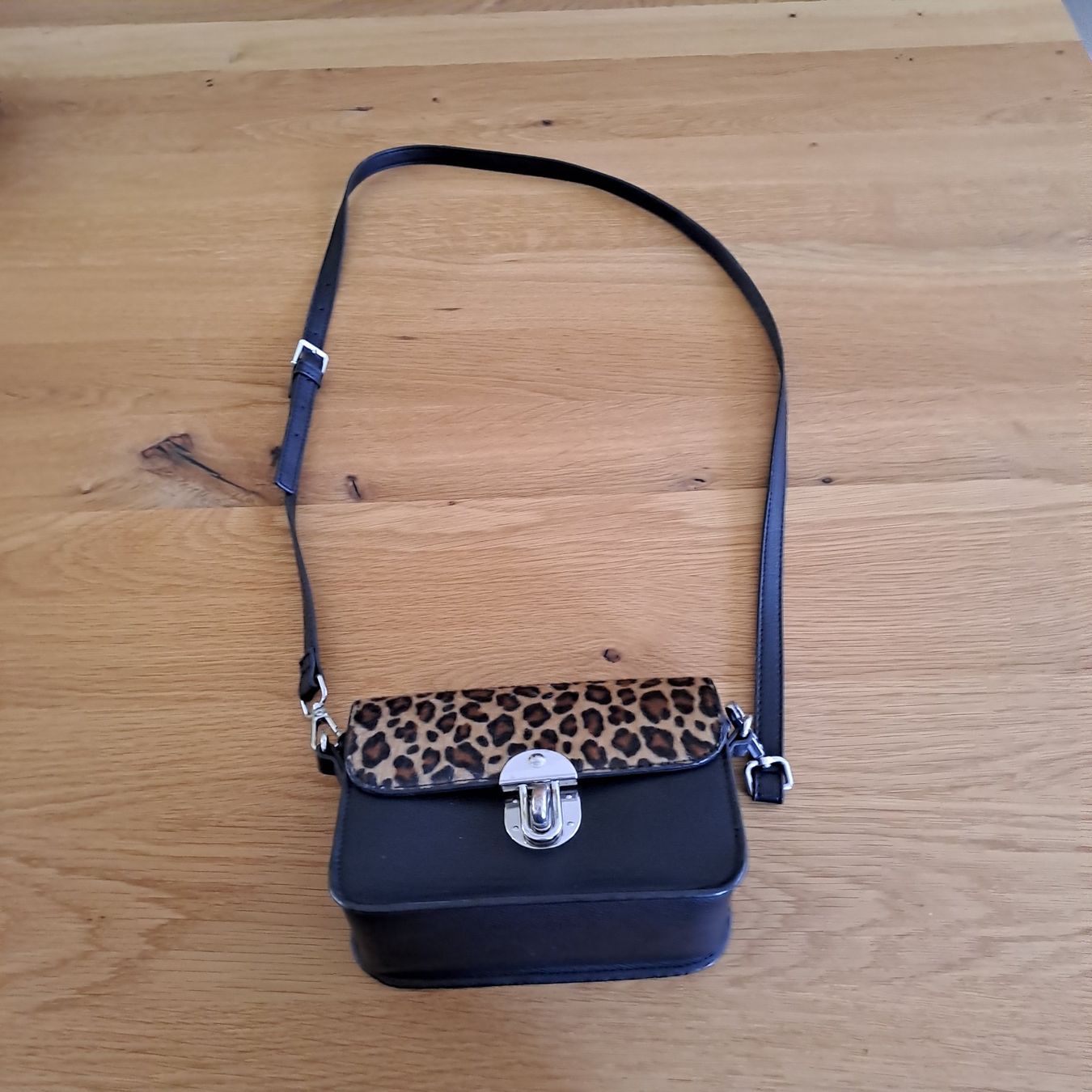 Taschen für Damen: Ledertasche mit Leopardenmuster – Gebraucht aus Gümligen von media0000