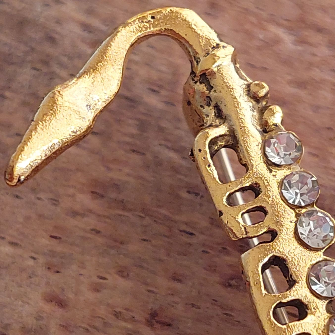 Spille & Fermagli: Goldfarbene Jazz Saxophon Brosche mit Strass – Nuovo (secondo la descrizione) da Oberwil BL venduto da Hunajakakku 2